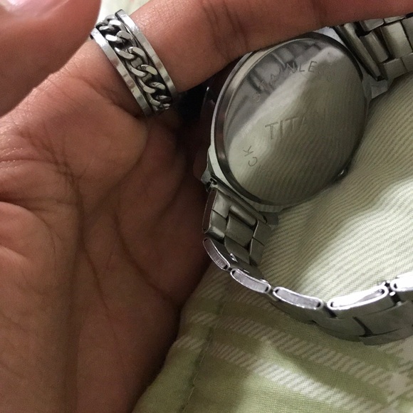 Titan analog chain watch - Picture 2 of 2